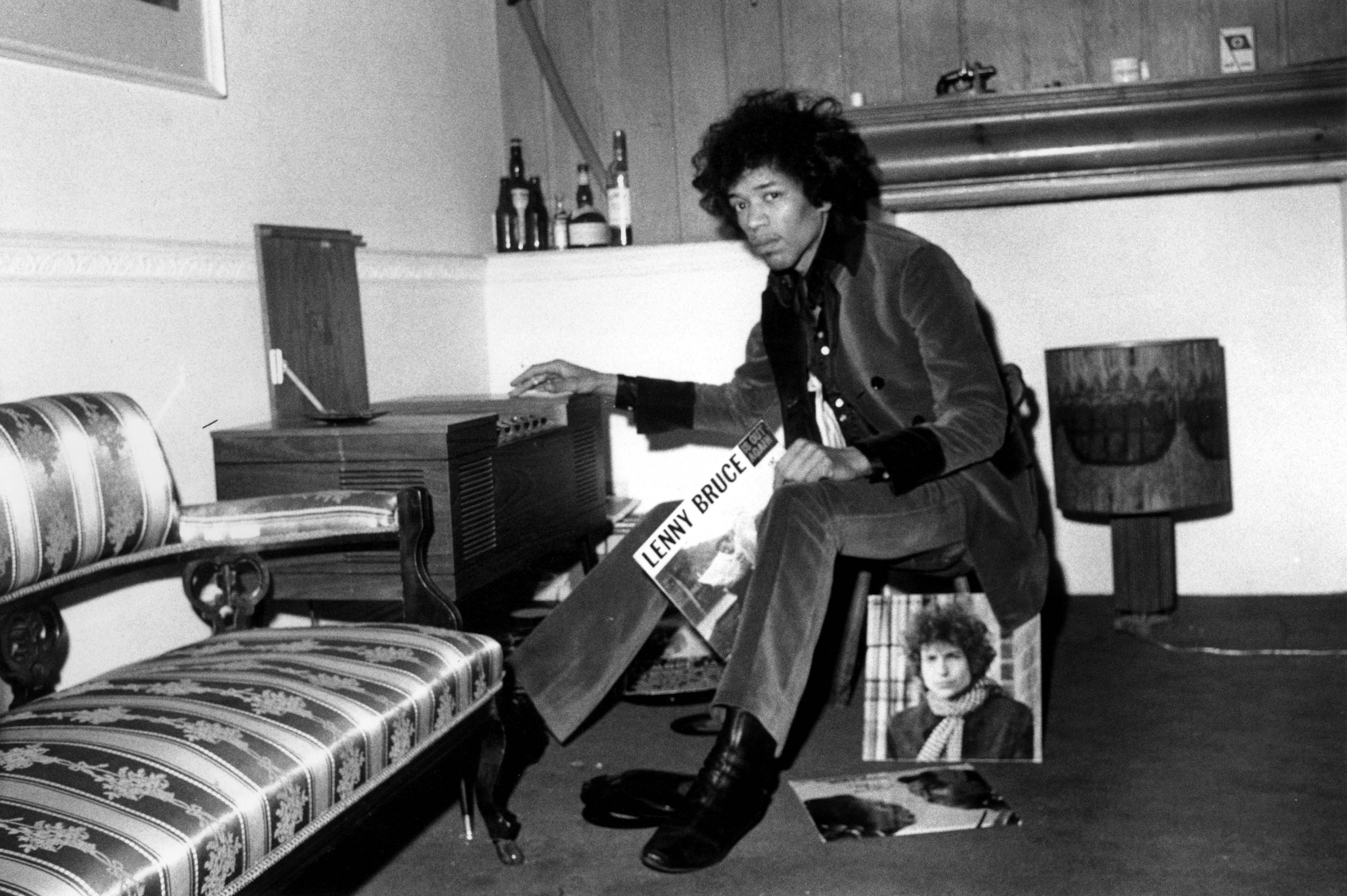 Jimi with records 01